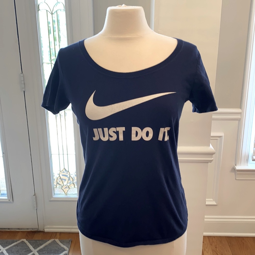 5$  HOST PICK ⭐️🥳NIKE NAVY BLUE TEE SIZE SMALL